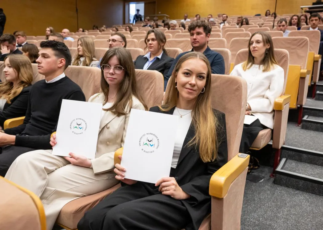 Inauguracja roku akademickiego 2025/2026: najlepsze studentki pokazują nagrody 