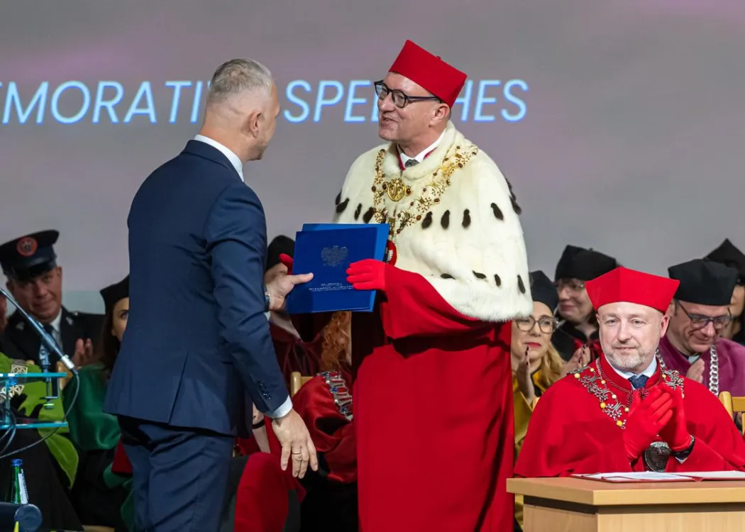 Inauguracja roku akademickiego 2025/2026: rektor odbiera upominek od wojewody 