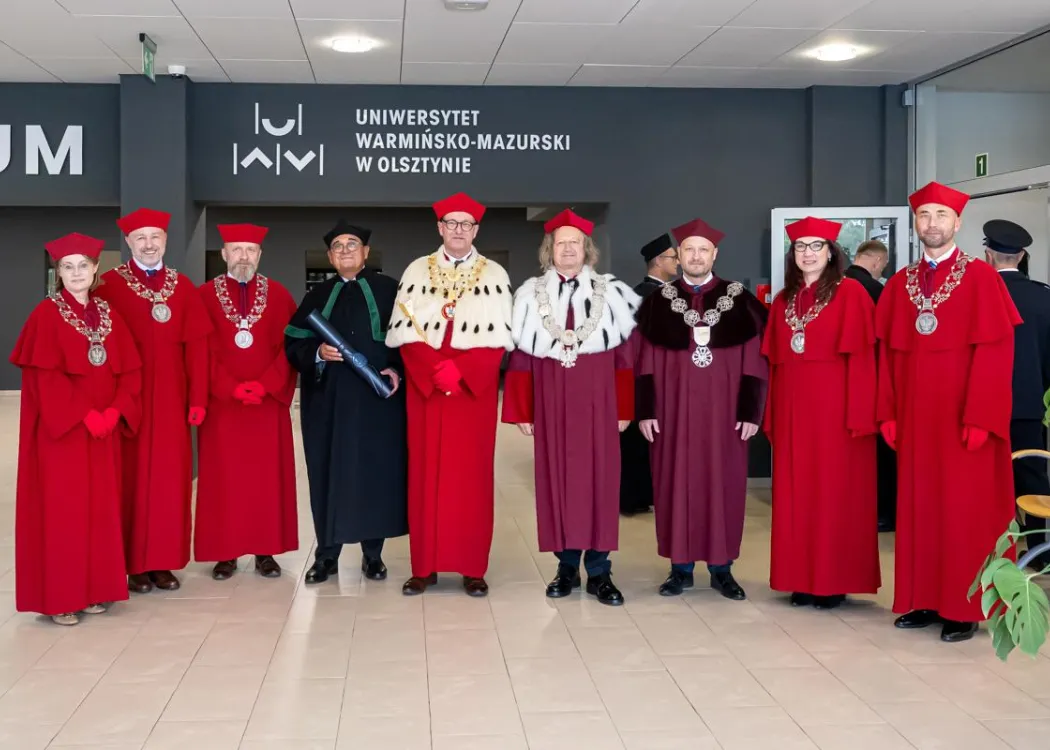 Inauguracja roku akademickiego 2025/2026: władze UWM i zaproszeni rektorzy innych uczelni na pamiątkowym zdjęciu 