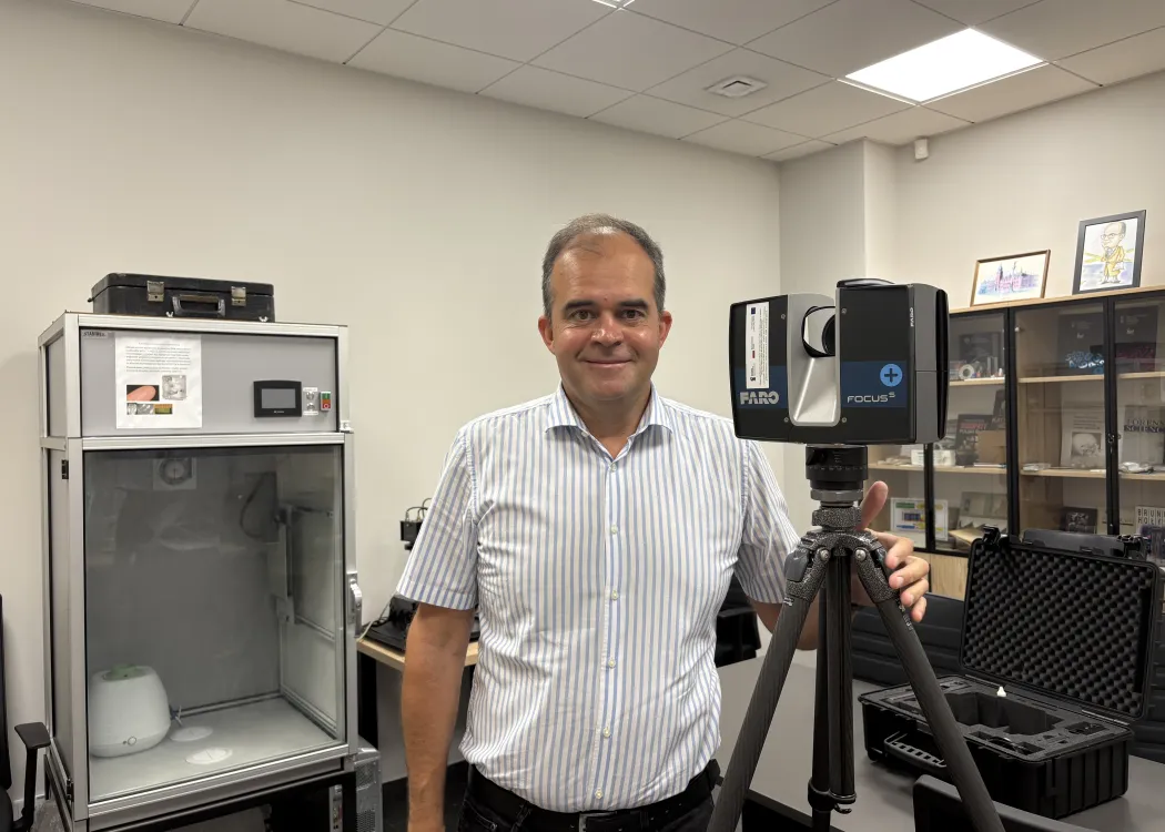 prof. Denis Solodov w laboratorium kryminalistycznym 