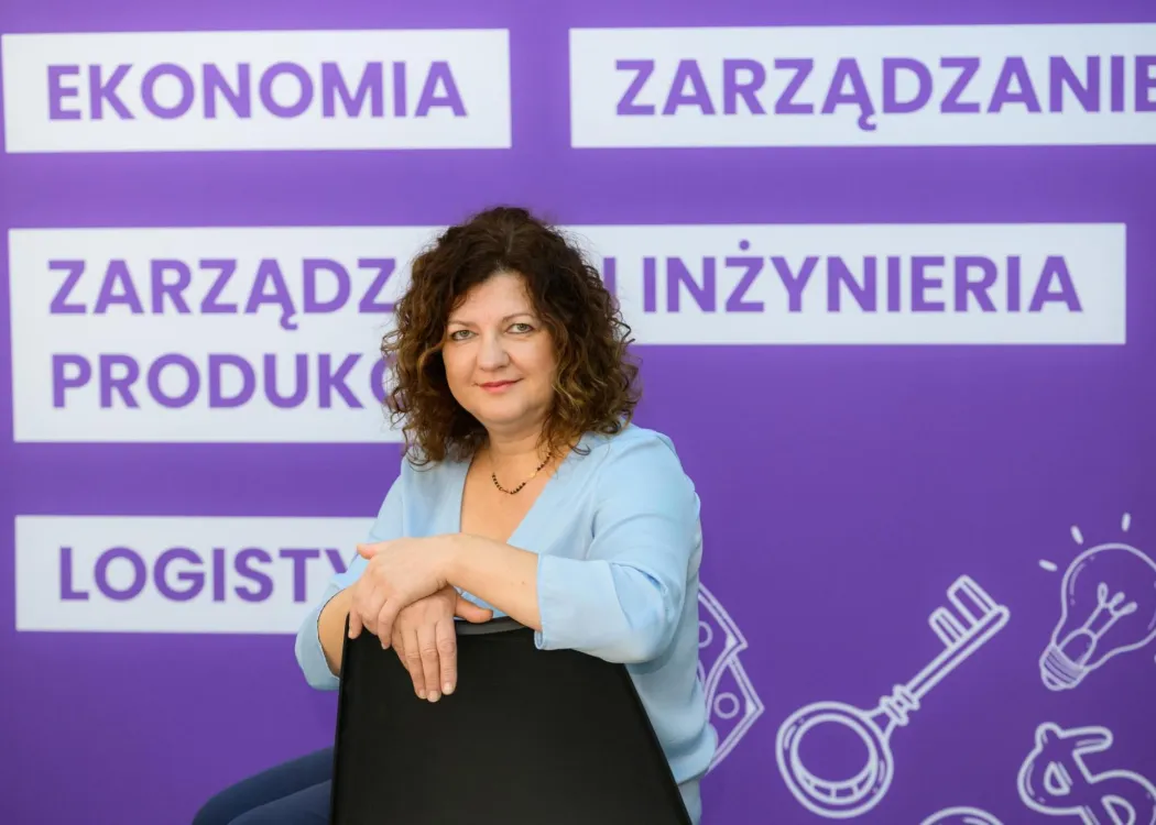 Izabela Zabielska pozuje do zdjęcia dla "Wiadomości Uniwersyteckich" 