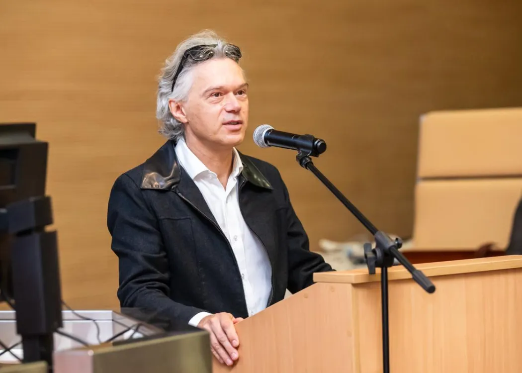 Prof. Mariusz Rutkowski wygłasza przemówienie na mównicy 