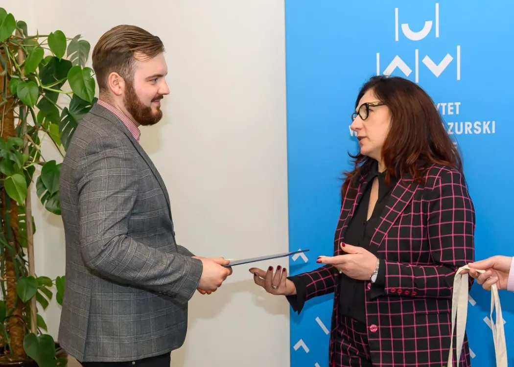 Konkurs Nauka dla równouprawnienia: prorektor Grzybowska-Brzezińska wręcza nagrodę