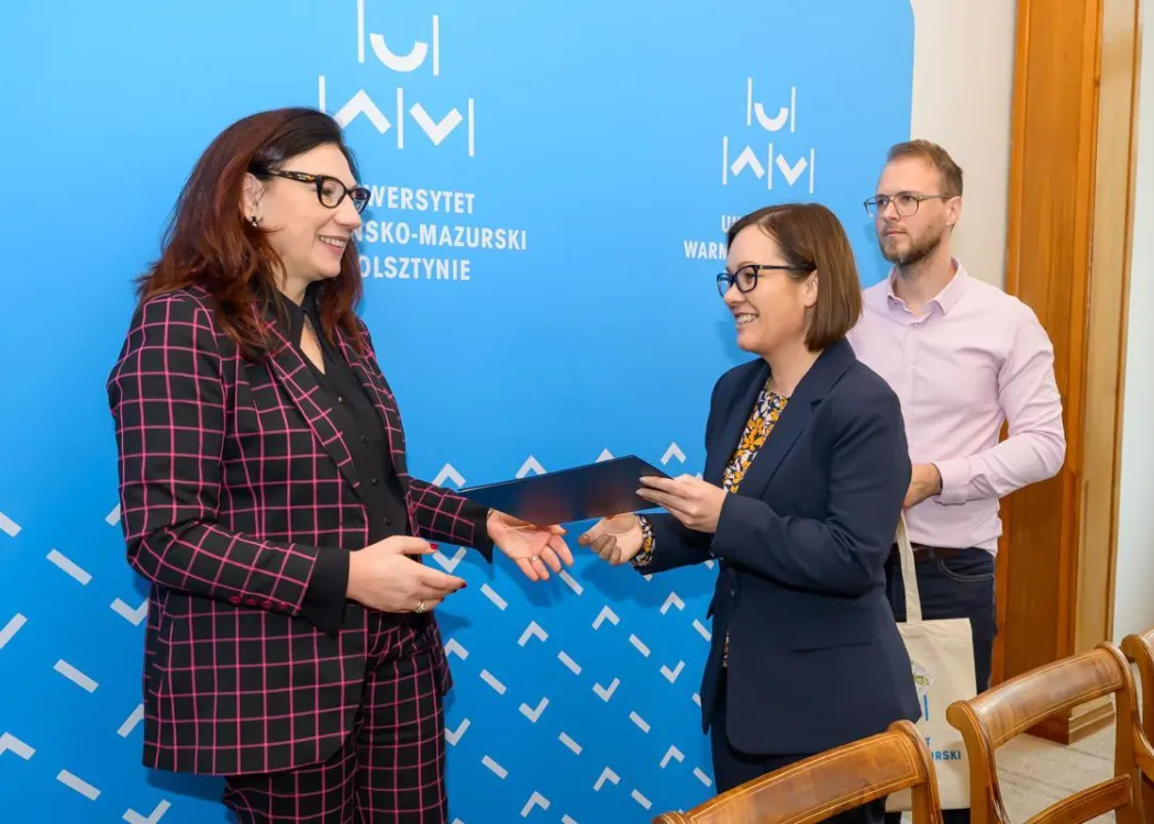 Konkurs Nauka dla równouprawnienia: prorektor Grzybowska-Brzezińska wręcza nagrodę