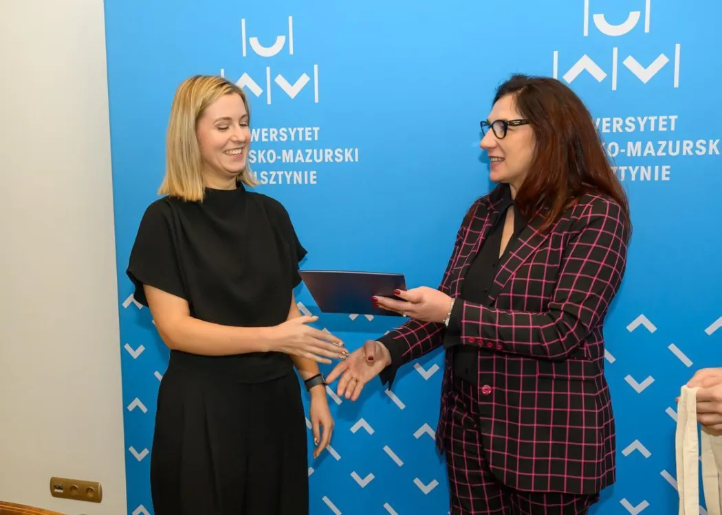 Konkurs Nauka dla równouprawnienia: prorektor Grzybowska-Brzezińska wręcza nagrodę Marcie Losce