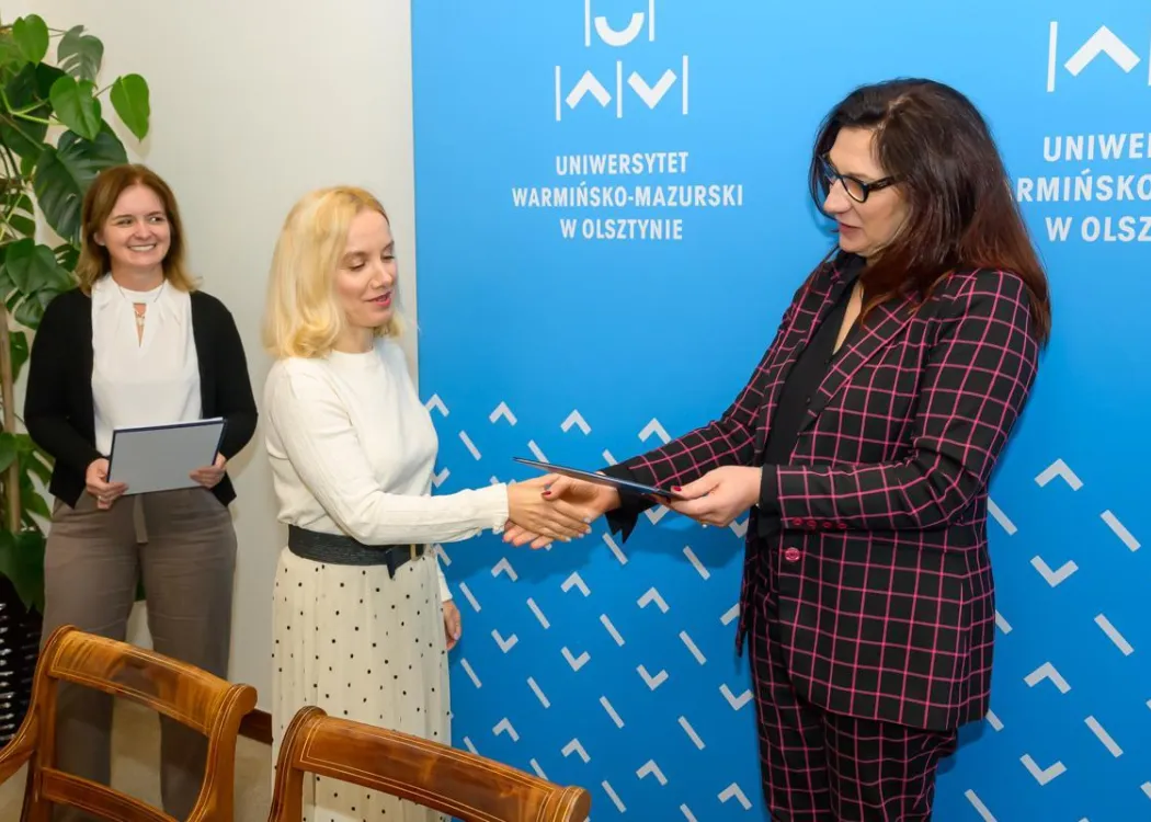 Konkurs Nauka dla równouprawnienia: prorektor Grzybowska-Brzezińska wręcza nagrodę dr Katarzynie Górze