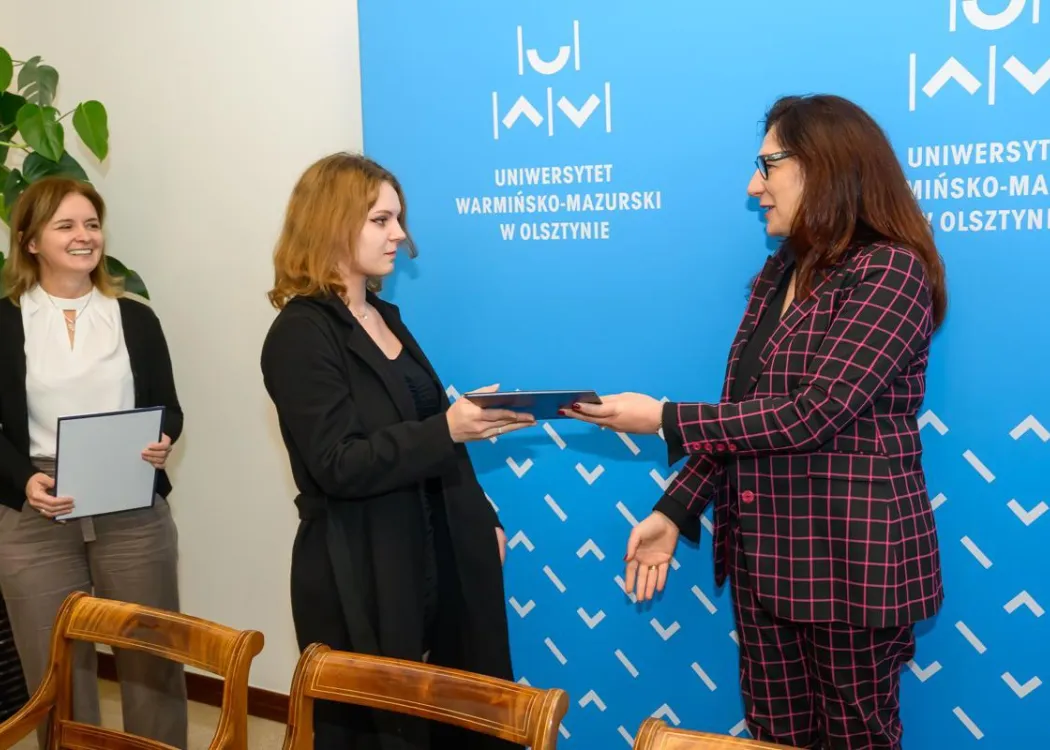 Konkurs Nauka dla równouprawnienia: prorektor Grzybowska-Brzezińska wręcza nagrodę Julii Wieliczko 