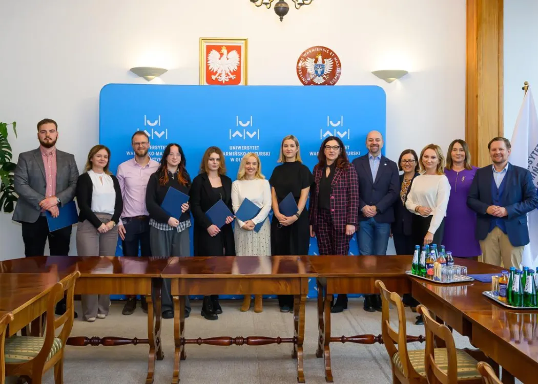 Konkurs Nauka dla równouprawnienia: wspólne zdjęcie laureatów i komisji 