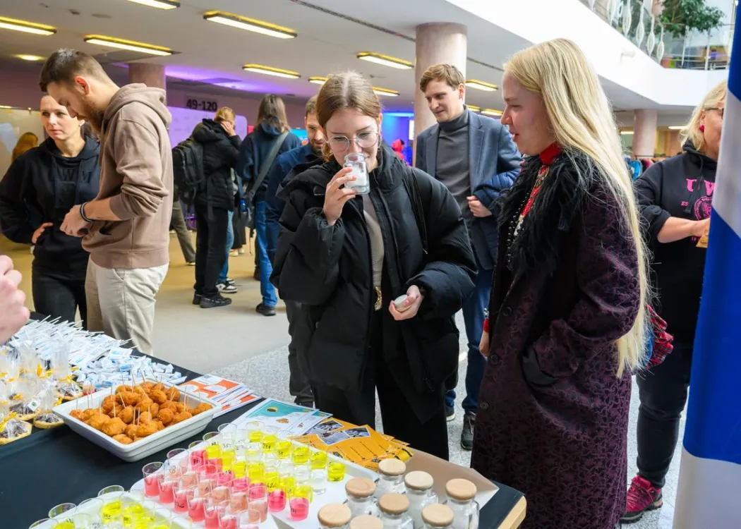 Student EXPO 2025: uczestniczki oglądają jedno ze stoisk 