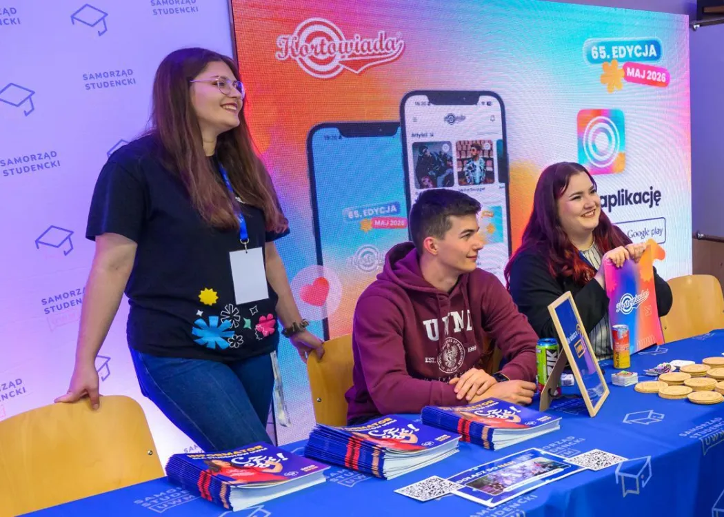 Student EXPO 2025: studenci na stoisku samorządu studenckiego 