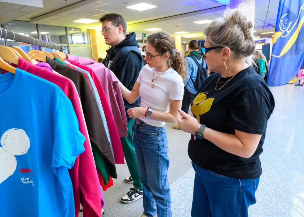 Student EXPO 2025: uczestnicy oglądają oficjalną odzież UWM 