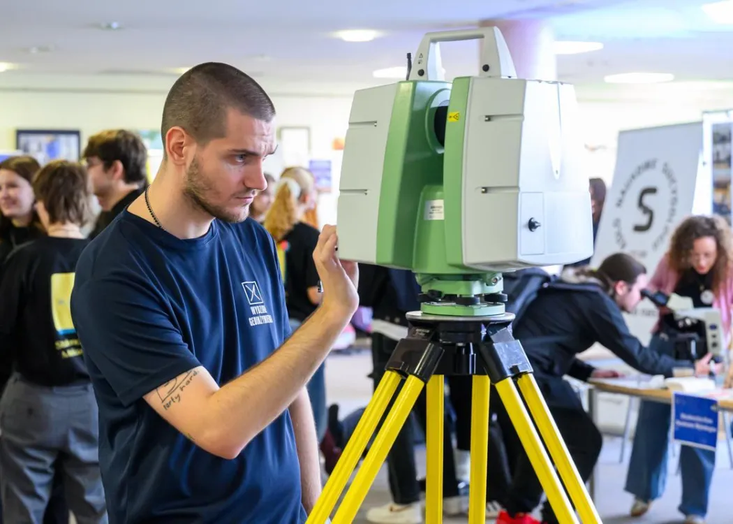 Student EXPO 2025: uczestnik ogląda atrakcję na jednym ze stoisk