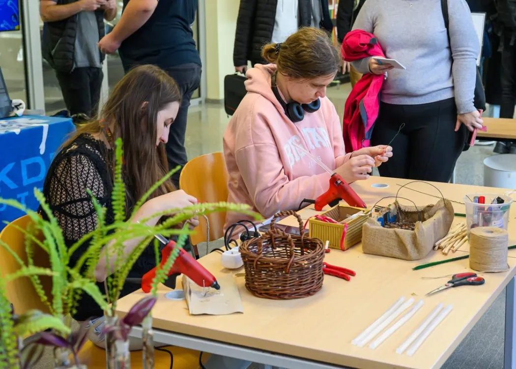 Student EXPO 2025: studentki wystawiające się na jednym ze stoisk