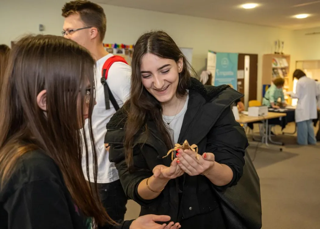 Student EXPO 2025: uczestniczka z jedną z atrakcji jednego ze stoisk 
