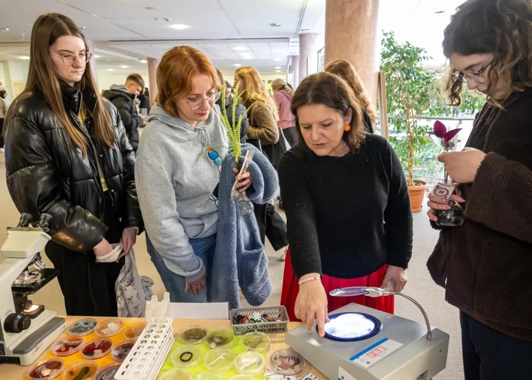 Student EXPO 2025: uczestnicy odwiedzają jedno ze stoisk 