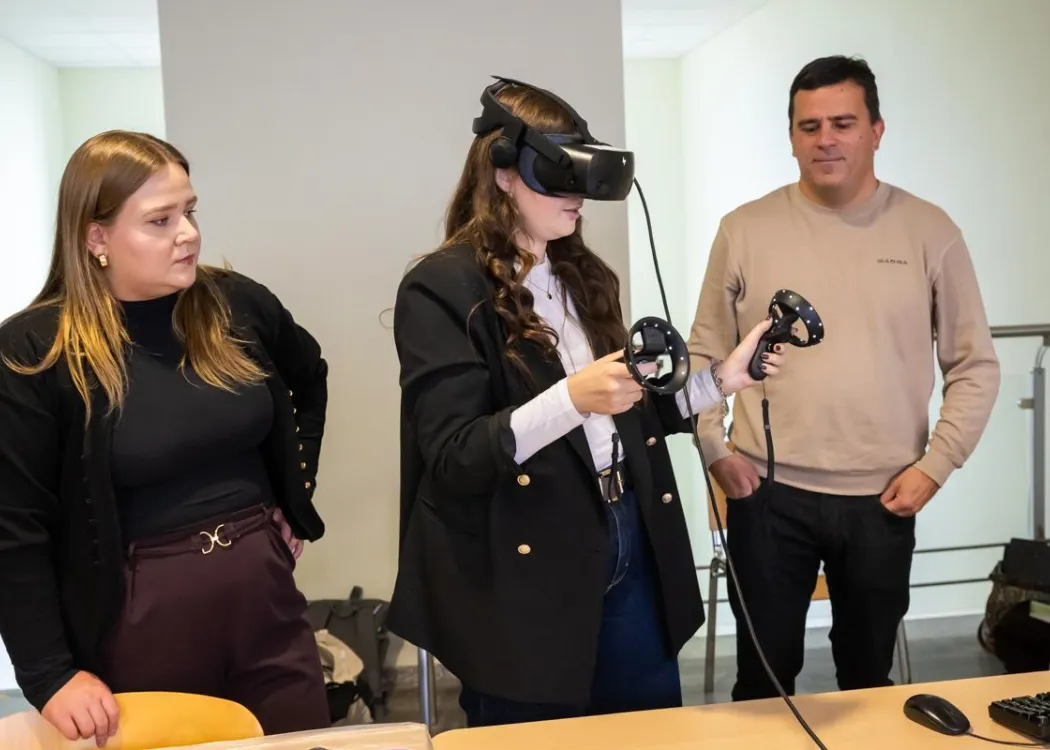 Student EXPO 2025: uczestniczka testuje jedną z atrakcji 