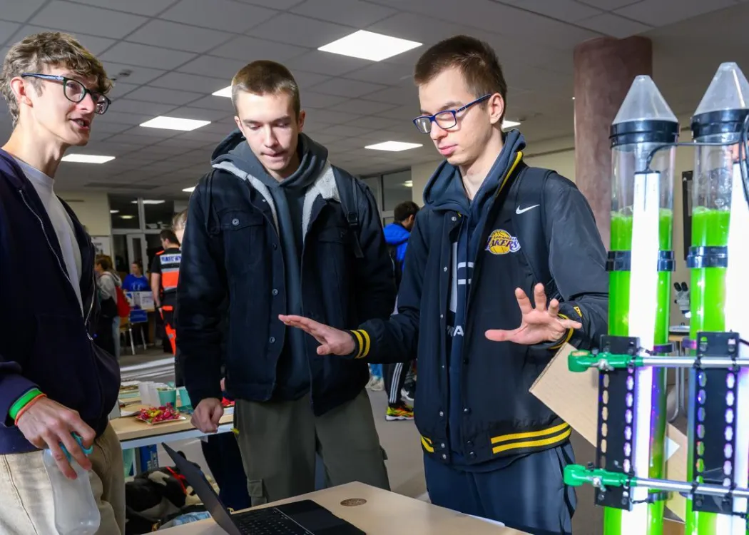 Student EXPO 2025: uczestnicy przy jednym ze stoisk 