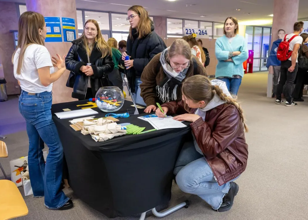 Student EXPO 2025: uczestnicy oglądają jedno ze stoisk 