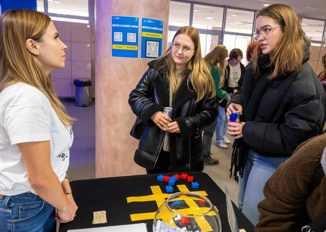 Student EXPO 2025: uczestniczki rozmawiają z jedną z wystawiających na Student EXPO 