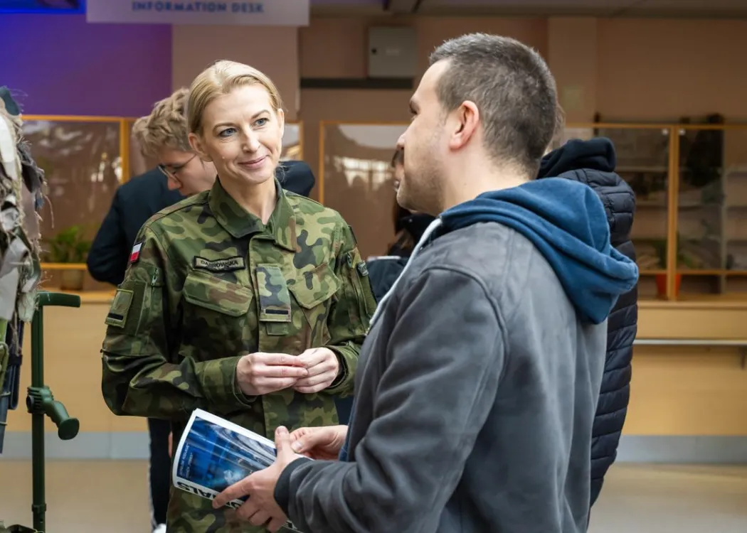 Student EXPO 2025: uczestnik rozmawia z wystawiająca na stoisku Wojsk Obrony Terytorialnej 