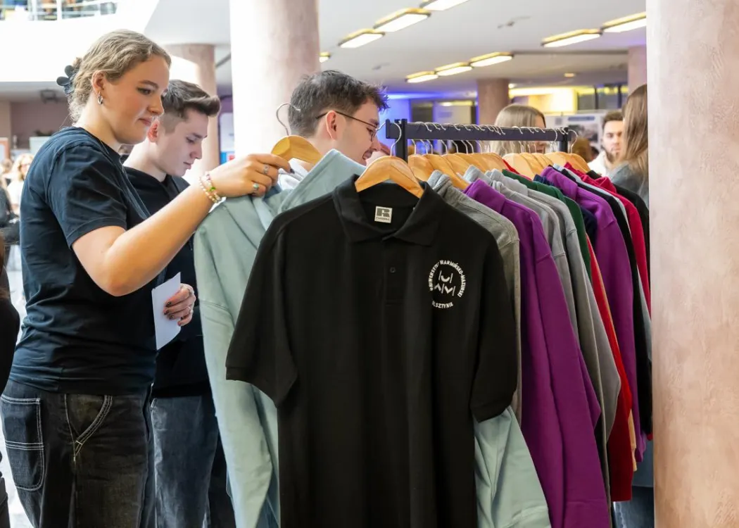 Student EXPO 2025: uczestnicy oglądają oficjalną odzież UWM 