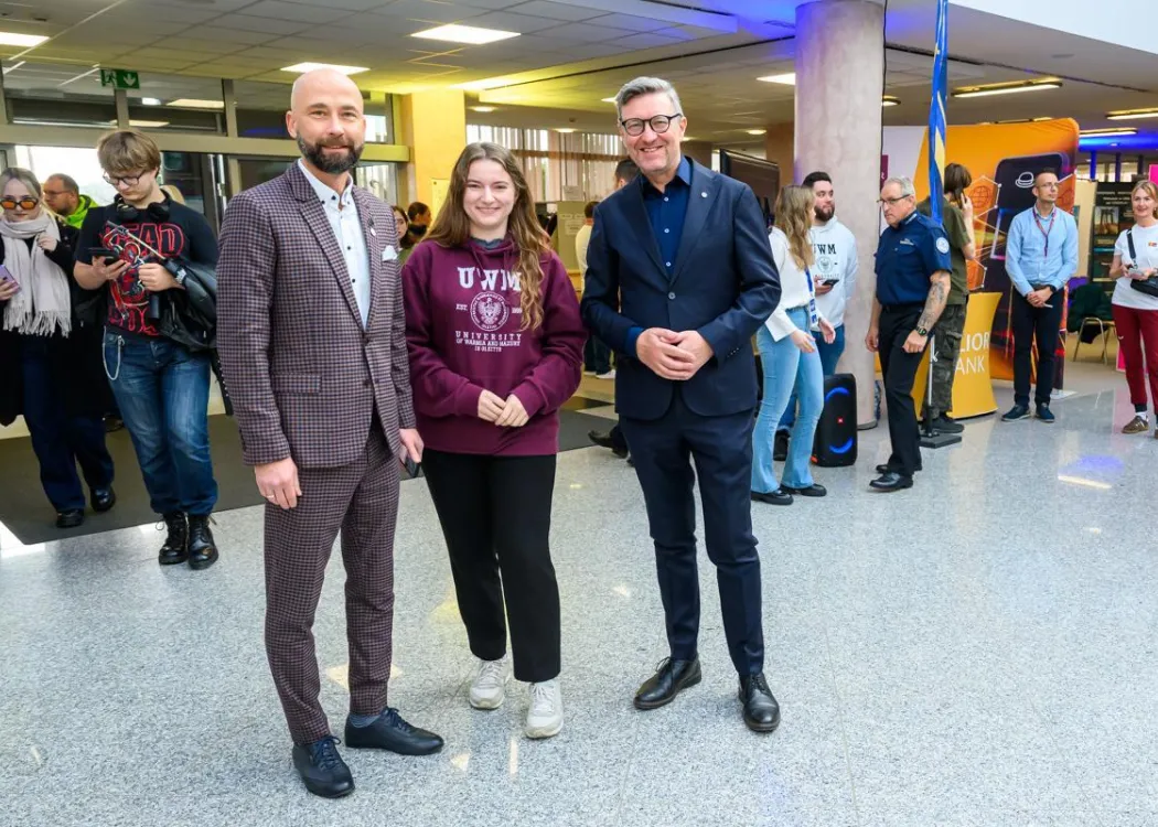 Student EXPO 2025: prorektor Sławomir Przybyliński, przewodnicząca RUSS Iwona Pająk oraz rektor Jerzy Przyborowski 