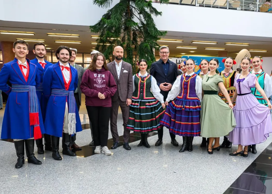 Student EXPO 2025: władze uczelni, przewodnicząca RUSS na wspólnym zdjęciu z Zespołem Pieśni i Tańca Kortowo 