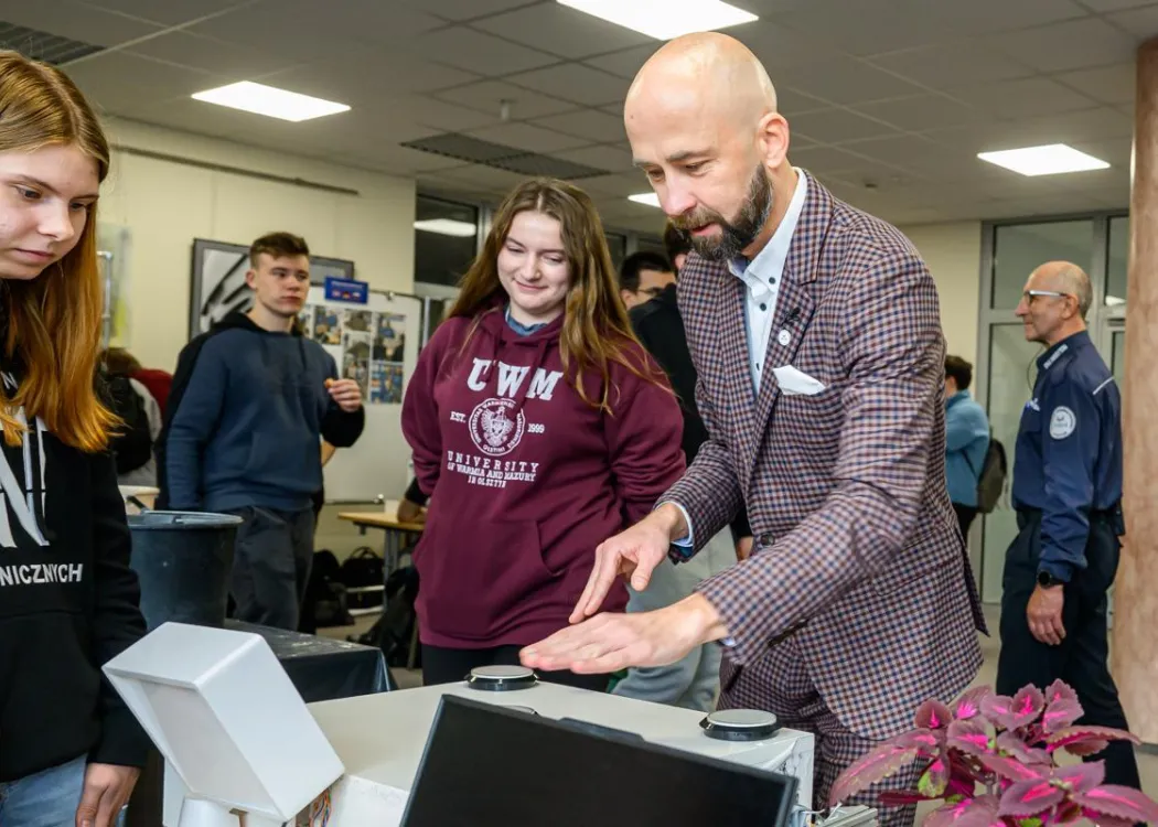 Student EXPO 2025: prorektor Sławomir Przybyliński zwiedza jedno ze stoisk 