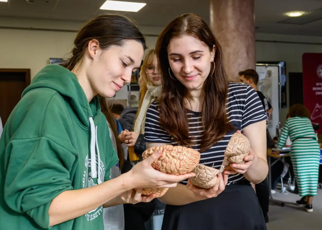 Student EXPO 2025: uczestniczki biorą udział w atrakcjach zaproponowanych przez Student Expo 