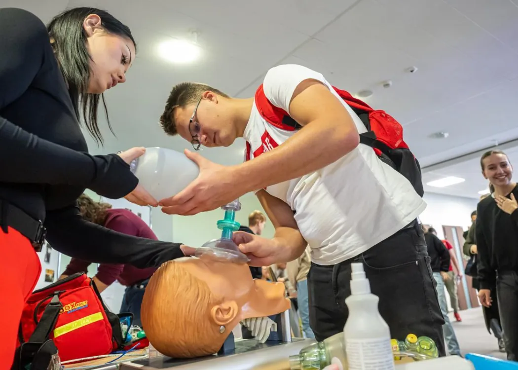 Student EXPO 2025: studenci ćwiczą udzielanie pierwszej pomocy 