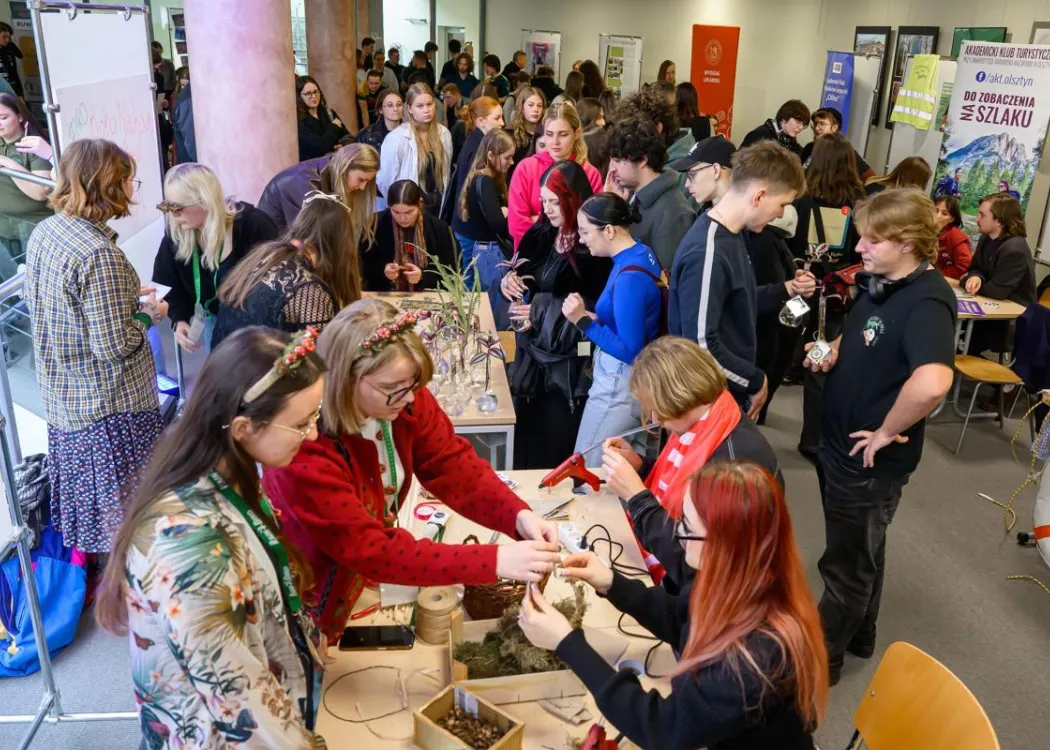 Student EXPO 2025: pierwsze piętro Biblioteki Uniwersyteckiej podczas Student EXPO 