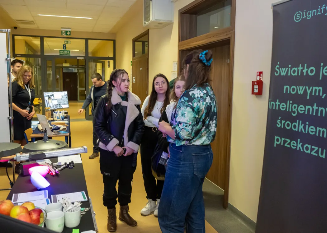 studentki rozmawiają z przedstawicielami firm