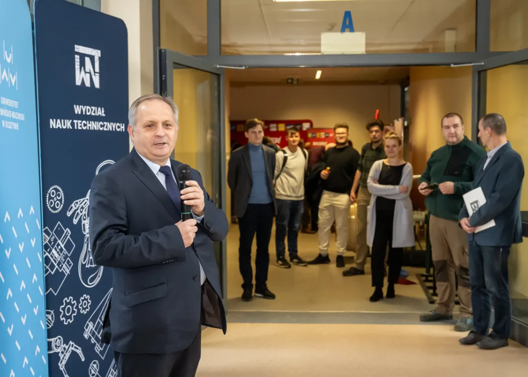 Dziekan prof. Sławomir Wierzbicki z mikrofonem podczas oficjalnego otwarcia targów