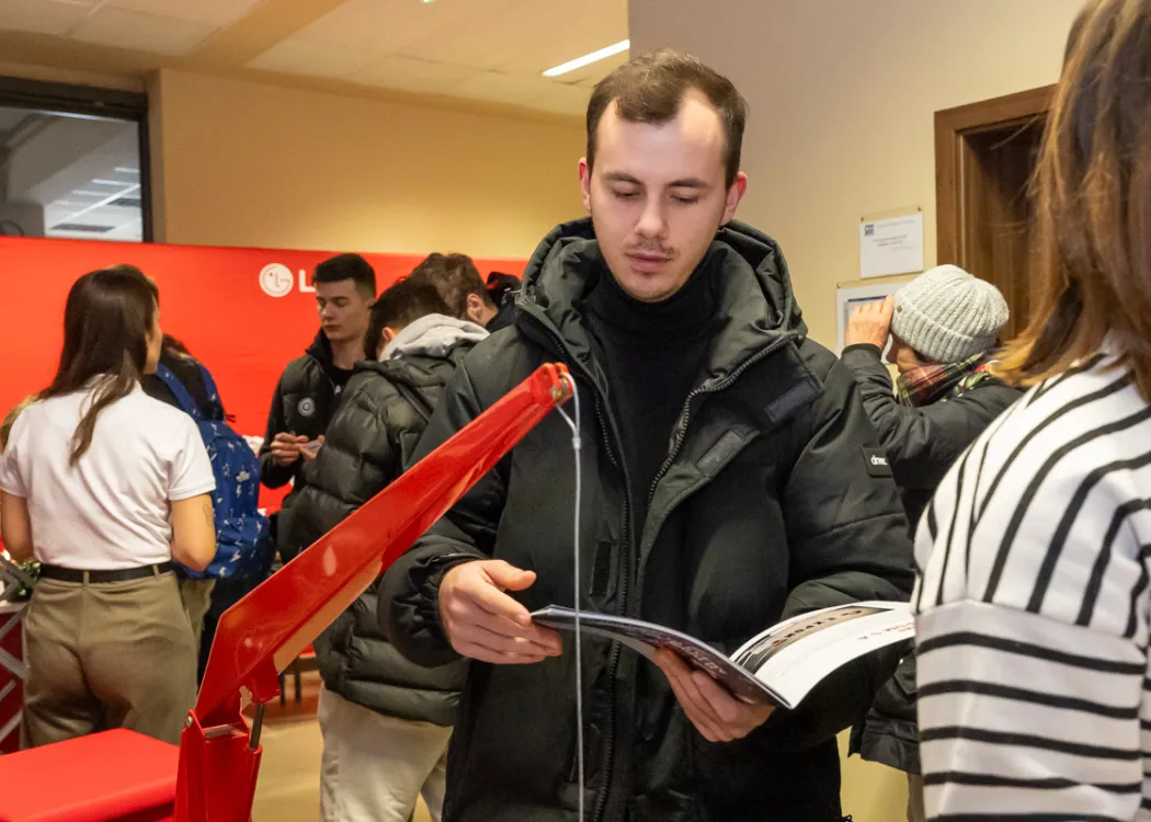 Student trzyma książkę