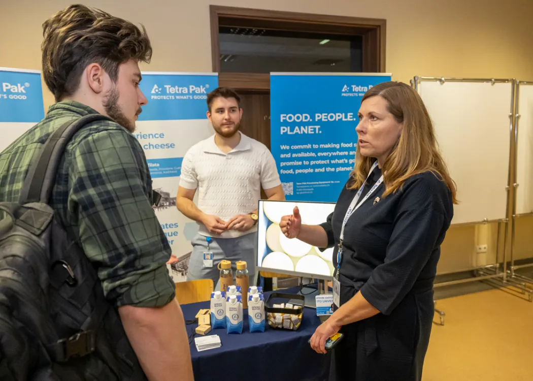 przedstawiciel jednej z firm rozmawia ze studentem