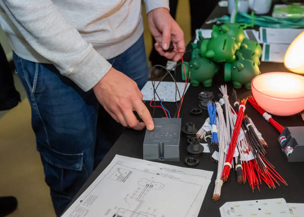 osoba dotyka jakieś urządzenie