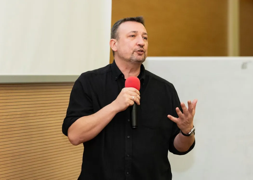 Tomasz Jacheć podczas wygłaszania prelekcji na Czwartkach z humanistyką 