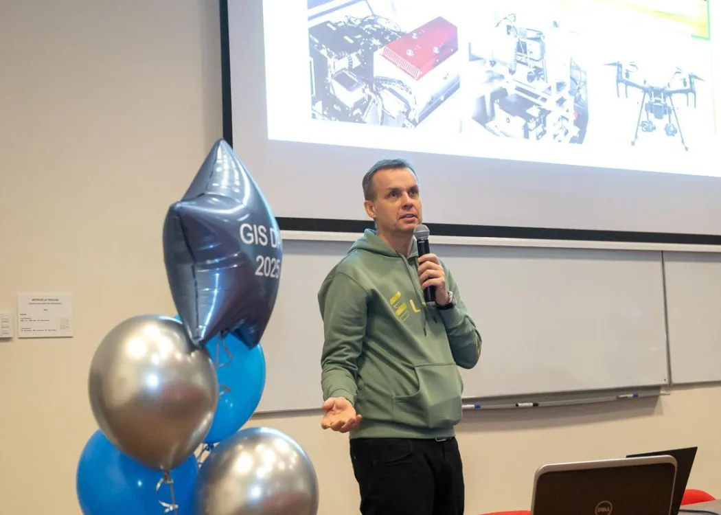 GIS Day 2025: prelegent podczas wygłaszania wystąpienia 