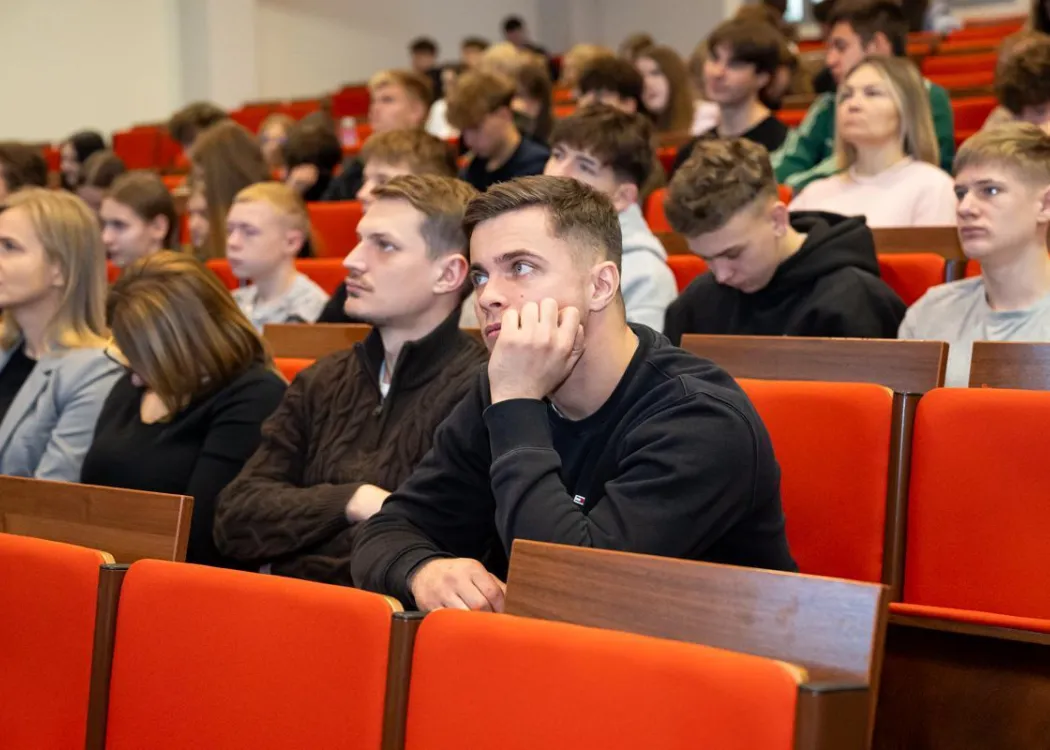 GIS Day 2025: uczestnicy wydarzenia słuchają prelekcji 