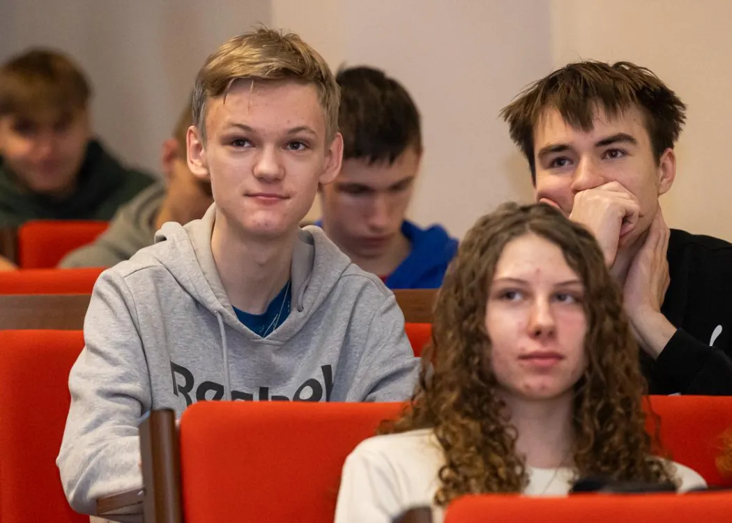 GIS Day 2025: uczestnicy wydarzenia słuchają prelekcji 