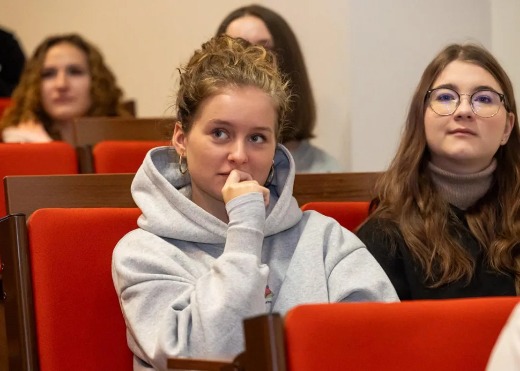 GIS Day 2025: uczestnicy wydarzenia słuchają prelekcji 