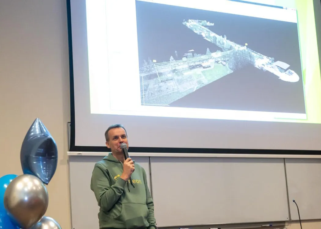 GIS Day 2025: prelegent podczas wygłaszania wystąpienia 