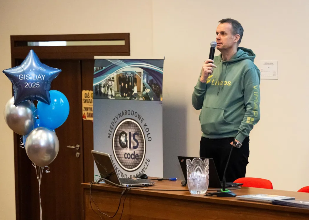 Prelegent podczas wygłaszania wystąpienia na GIS Day 2025