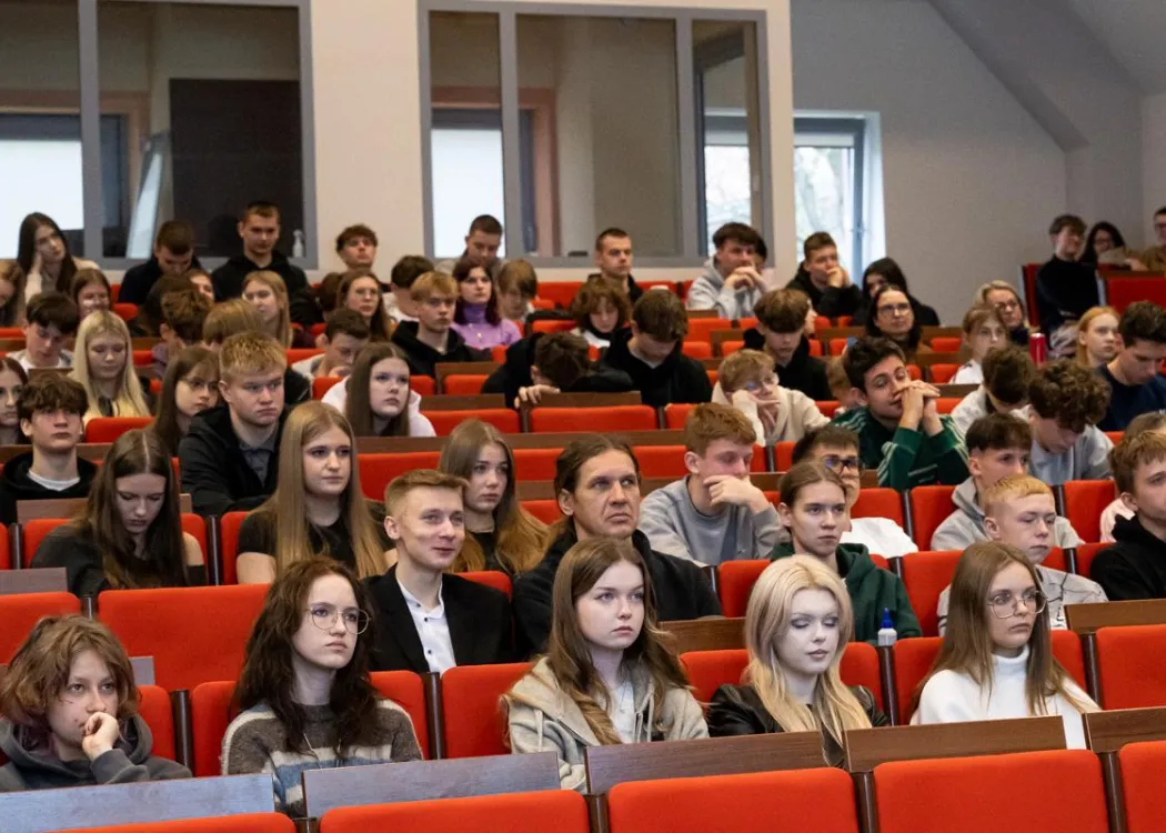 GIS Day 2025: uczestnicy wydarzenia słuchają prelekcji 