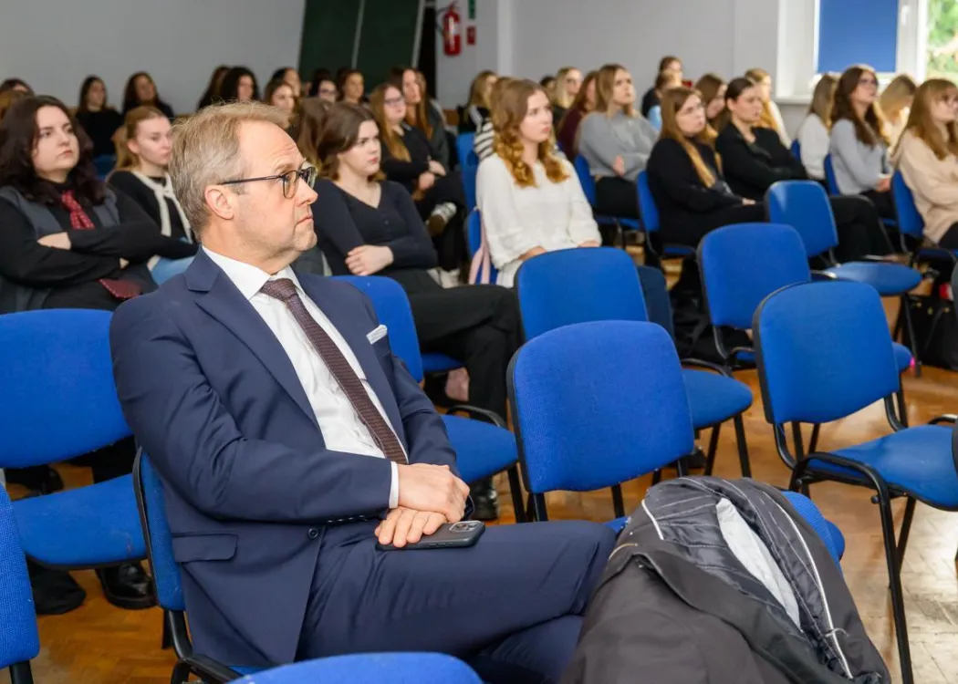 II Warmińsko-Mazurskie Seminarium dla Położnych i Studentów: uczestnicy seminarium słuchają wystąpienia