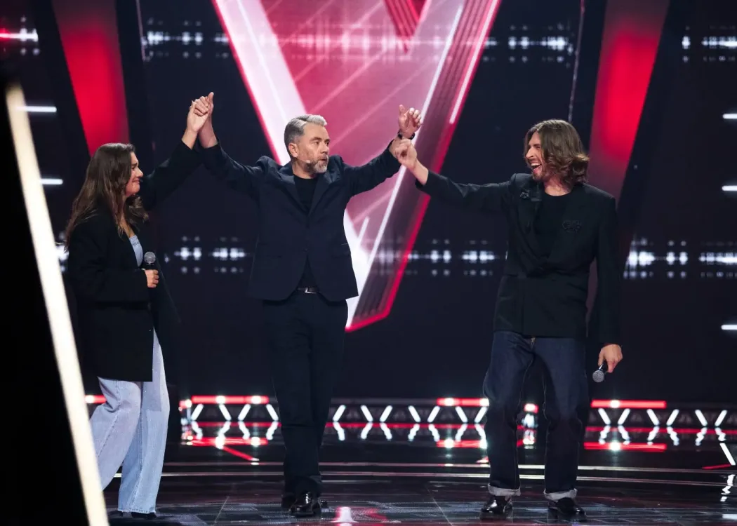 Łukasz Reks (po lewej) w towarzystwie Kuby Badacha (w środku) i uczestniczki programu The Voice of Poland / Źródło zdjęcia: Archiwum Łukasza Reksa/Facebook