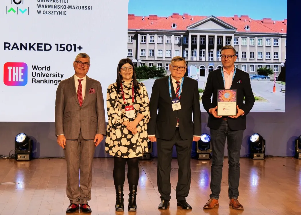 Konferencja LUMEN 2025: Prof. Jerzy Przyborowski (pierwszy z prawej) stoi na scenie z trzema innymi osobami