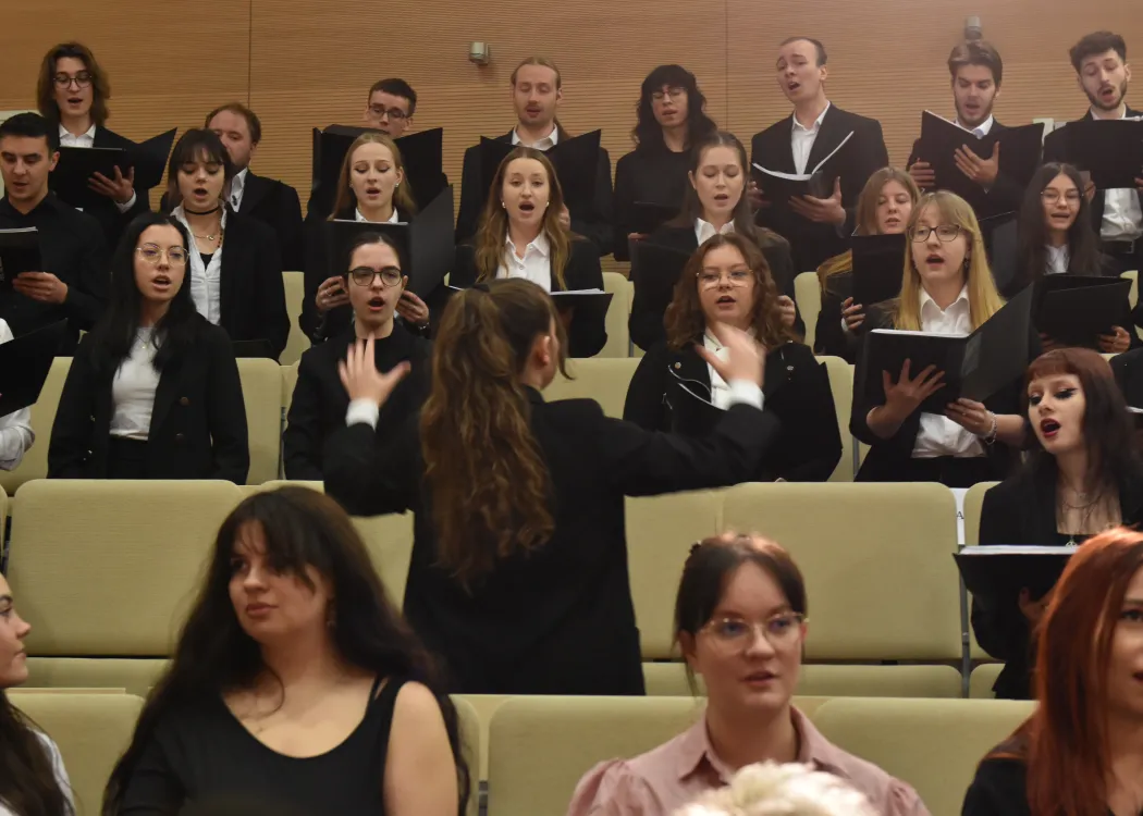 Dyplomatorium Wydziału Sztuki 2025: chór studencki wykonuje utwór