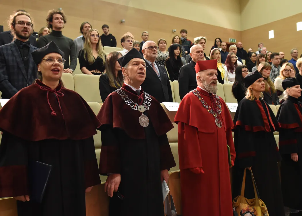 Dyplomatorium Wydziału Sztuki 2025: władze dziekańskie i rektorskie śpiewają hymn państwowy
