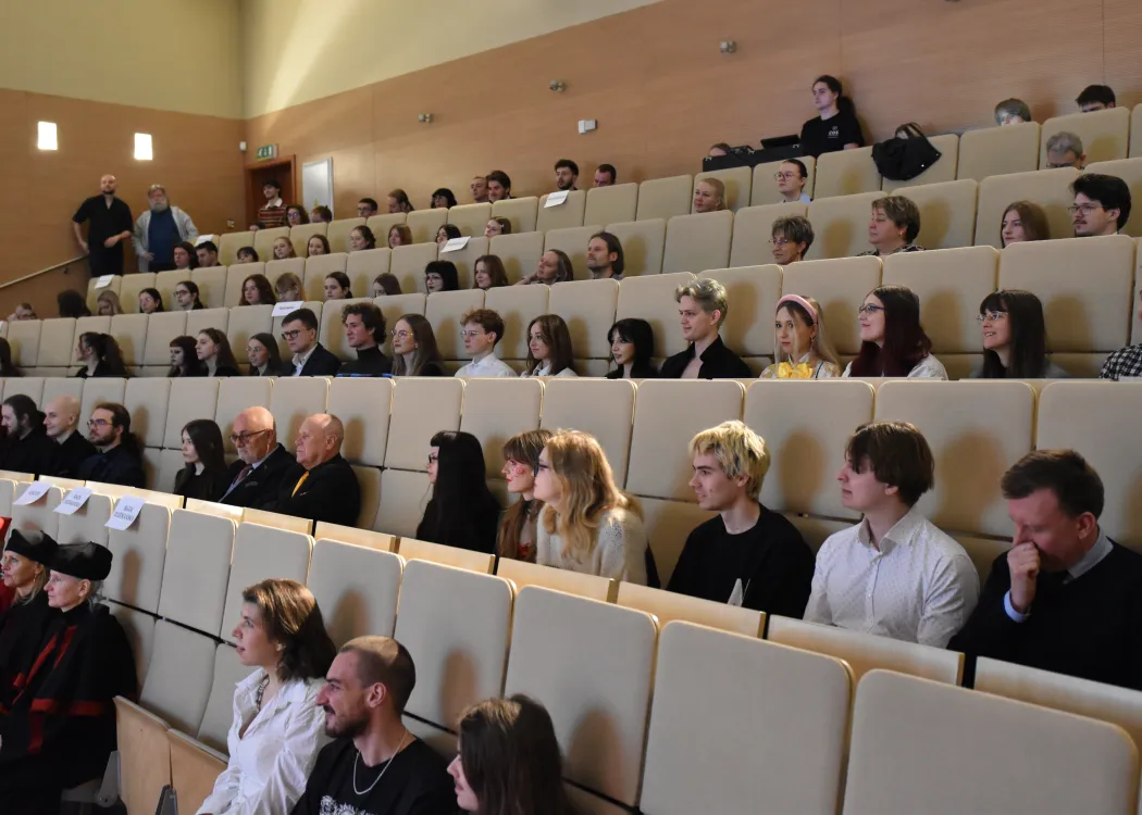 Dyplomatorium Wydziału Sztuki 2025: publiczność słucha uroczystości 